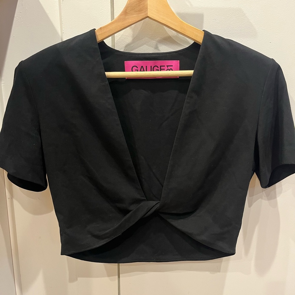 Gauge81 Black Crop Top
